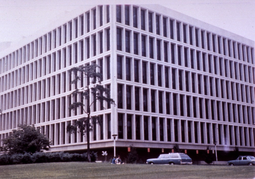 [Views of the NIH buildings and grounds] | Open-i